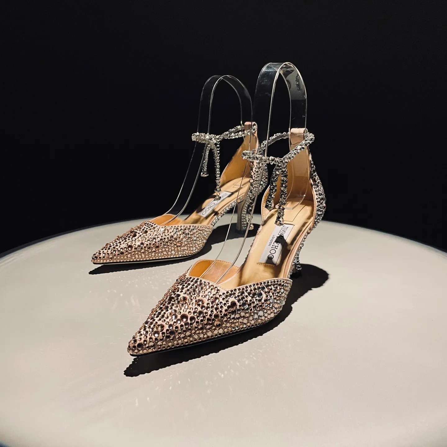 👟👟Ex-factory price 720👟👟 Jimmy Choo/Jimmy Choo classic diamond chain pointed toe crystal high-heeled sandals. Excellent crystal shoes. So beautiful that you can't take your eyes away. The shape of the shoes is very delicate and not too narrow and long. The internal space is sufficient to allow the toes to relax enough. The rhinestones outline a charming arc on the instep. It is simply beautiful. It has a 360-degree surrounding fairy atmosphere. Gorgeous without being exaggerated! ! The fabric is made of imported silk, with imported sheepskin lining. Customized A-grade Italian genuine leather sole. Heel height: 6.5 or 8.5. Size: 35-40 (41, 42, 43 customized, non-refundable)